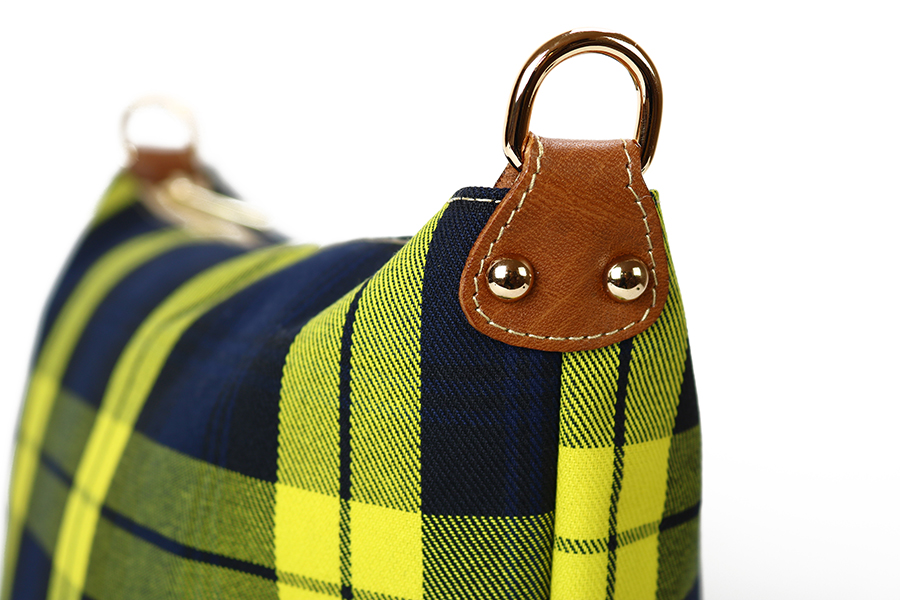 經典格紋肩背包_12