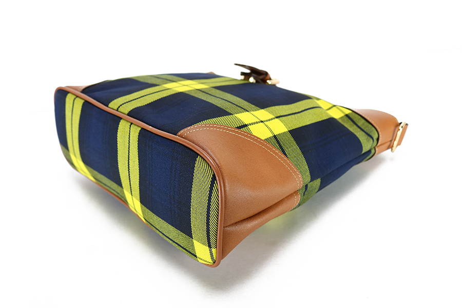 經典格紋單肩背包_40