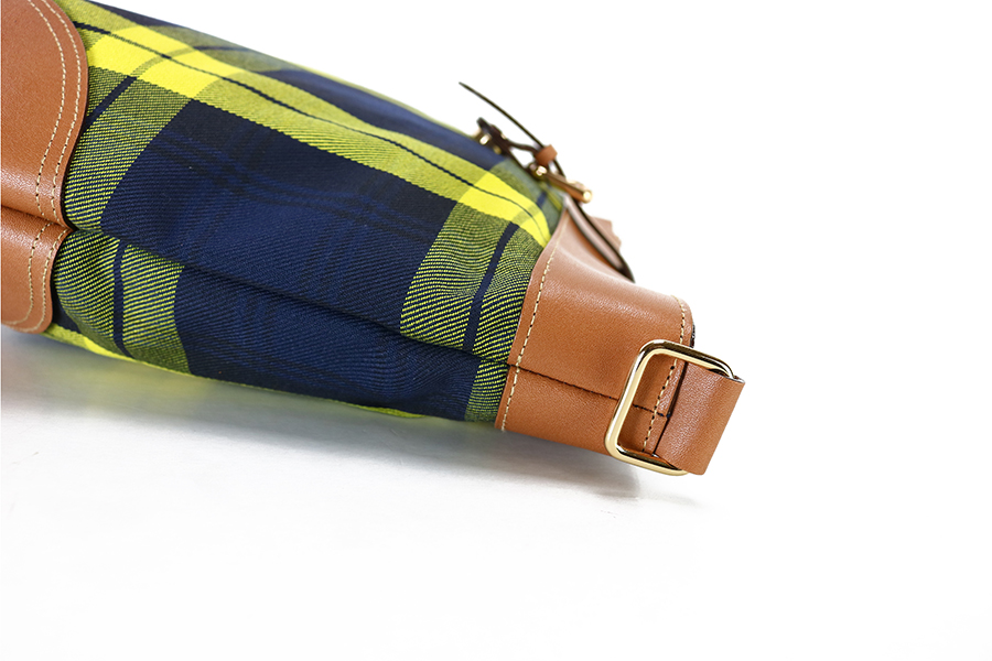 經典格紋單肩背包_40